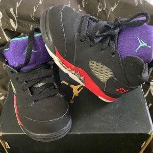 JORDAN 5 RETRO (TD) BLACK/NEW EMERALD-FIRE RED 7c
